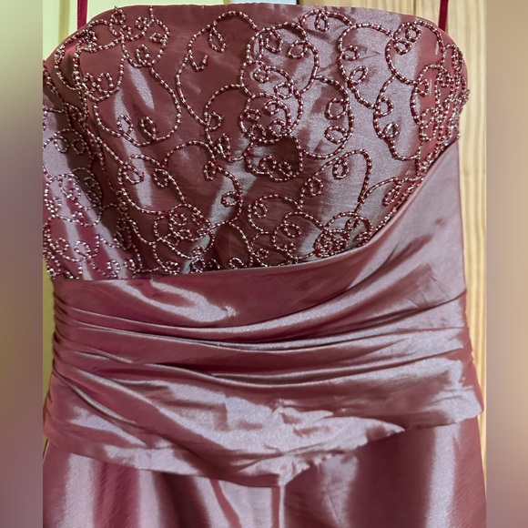 Elegant Dress - Picture 2 of 3